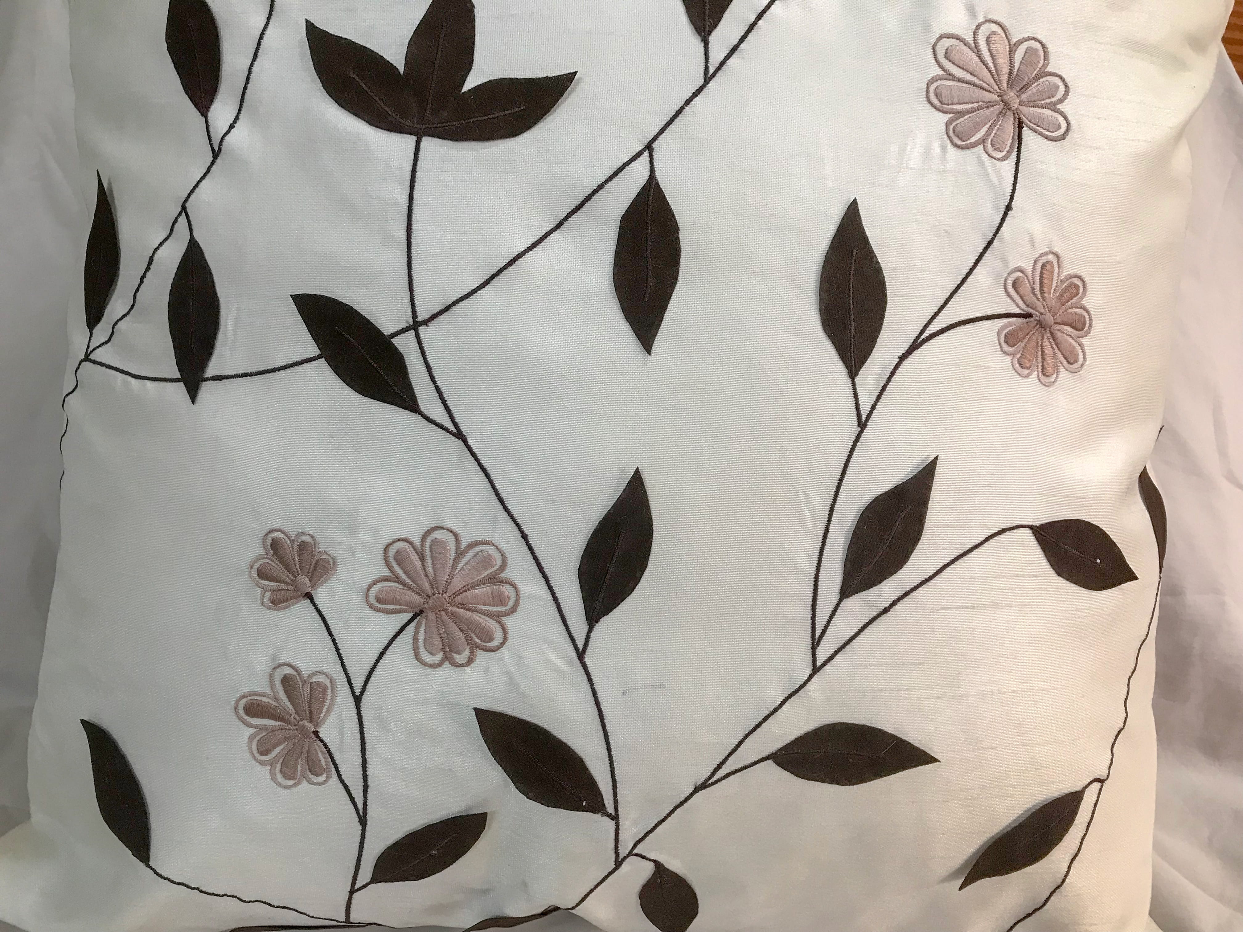 5 Pillow Combinations for a Neutral Living Room